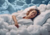 Hübsche Frau liegt im Bett schlafend wie im siebten Himmel mit Wolken bequem und ruhig, ai generativ
